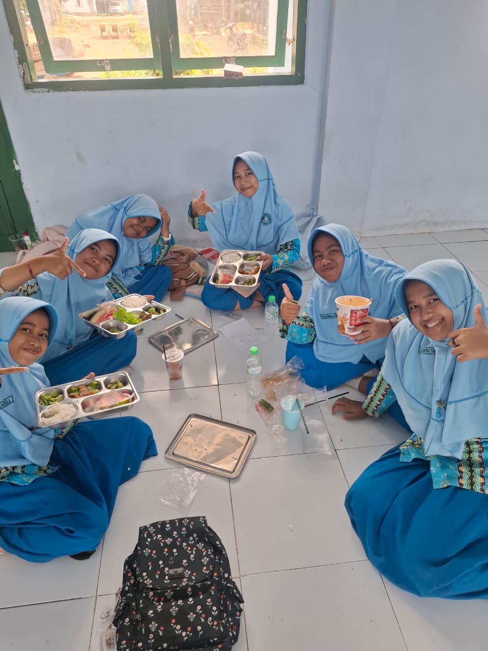 Siswa Menikmati Makan Siang Bergizi